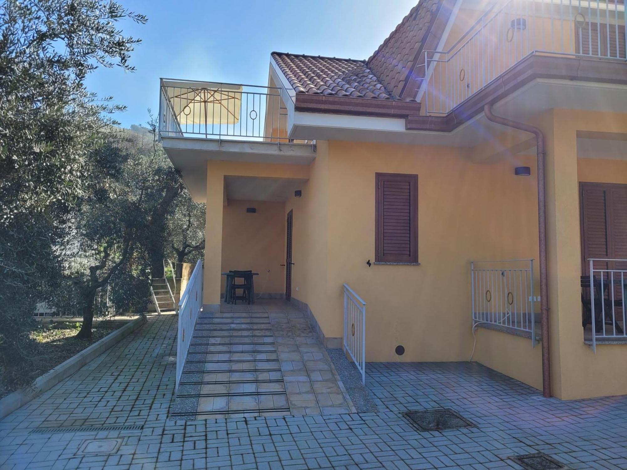 Alloggio Turistico Magnifico Alessandro Valle Bernardo 04025 Lenola Lt Cir 19063 Nei Pressi Di 04022 Fondi Lt מראה חיצוני תמונה